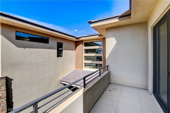 Building Photo - 64 Grey Feather Dr