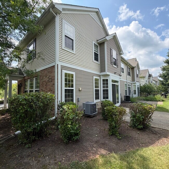 Building Photo - 2620 Williamsburg Dr