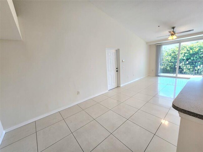 Building Photo - 1021 Villa Cir