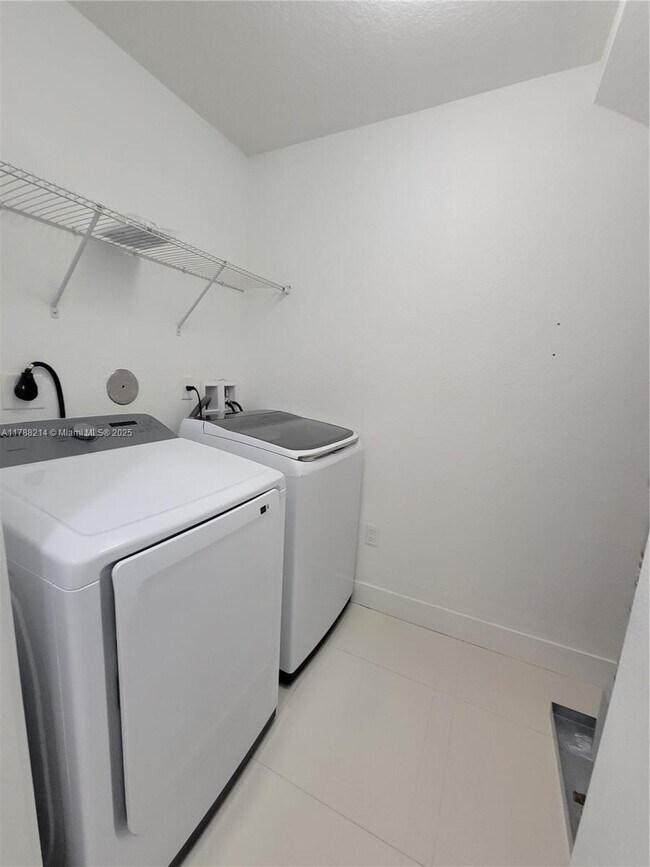 Building Photo - 492 SW 91st Pl