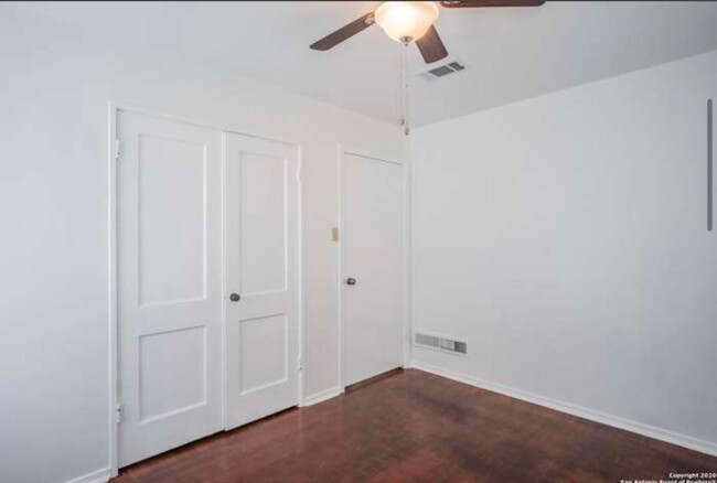 Building Photo - Perfect 3 BD 2 BA home near Alamo Heights ...