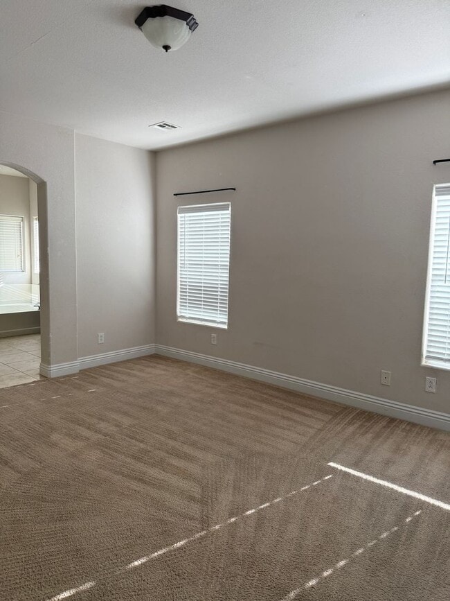 Building Photo - Fabulous Floor-Plan in Paradise Court!