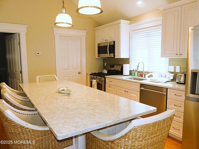 Building Photo - 203 5th Ave