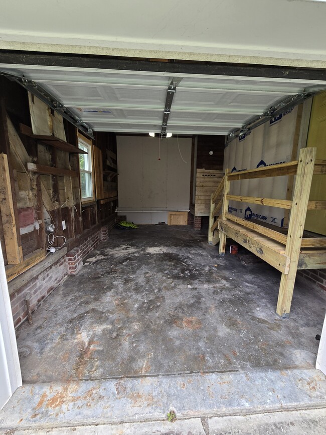 Building Photo - 2908 Vimy Ridge Ave