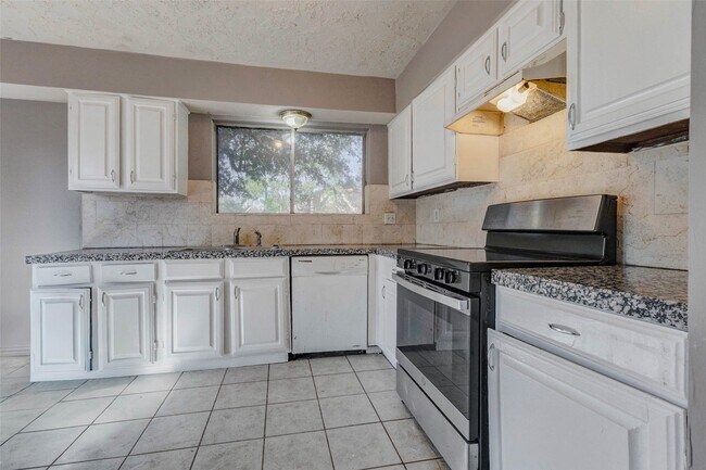 Building Photo - 12702 Fern Forest Dr