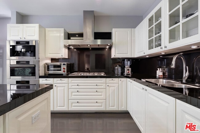 Building Photo - 10776 Wilshire Blvd