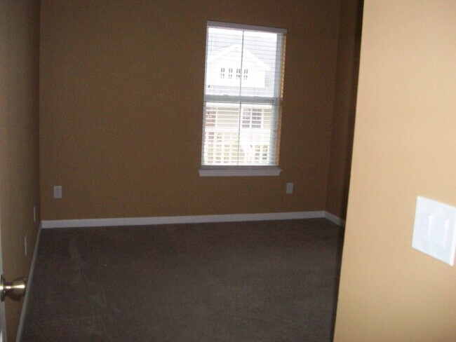 Building Photo - 2472 Lantana Ln
