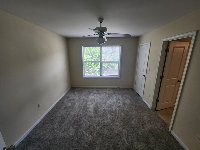 Building Photo - 130 Artisan Pl