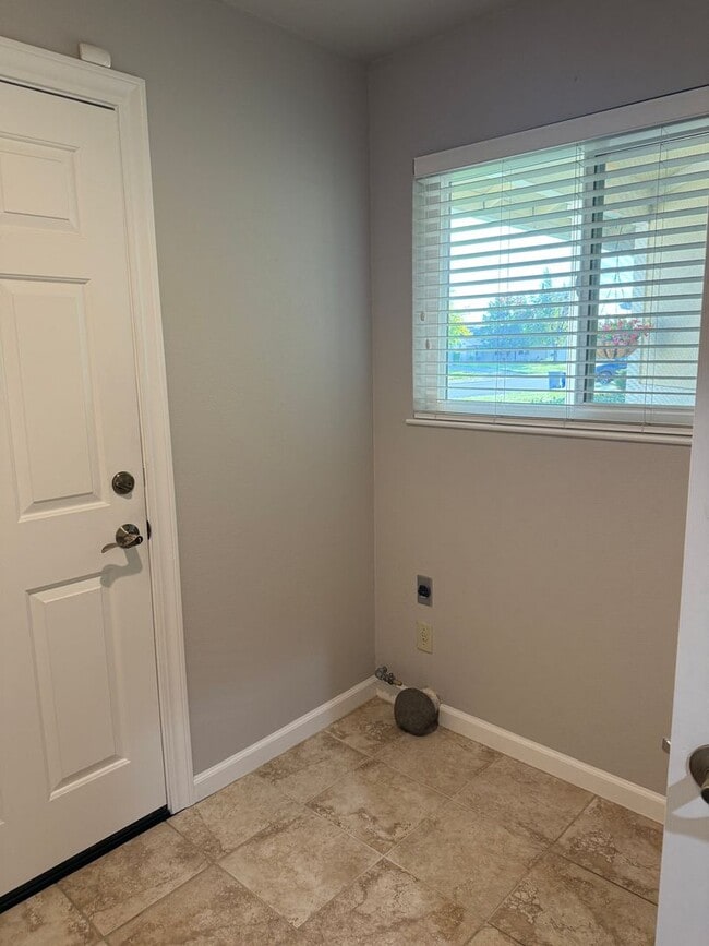 Building Photo - Charming 2-bedroom, 2-bathroom home locate...