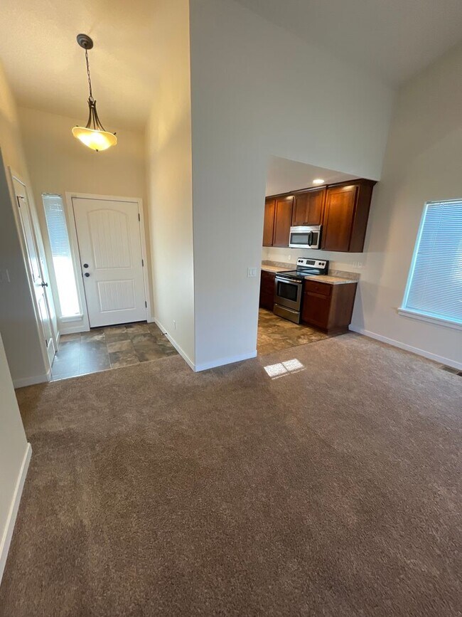 Building Photo - Dont miss out on this charming four bedroom home!