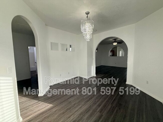 Building Photo - 732 Skipton Dr W