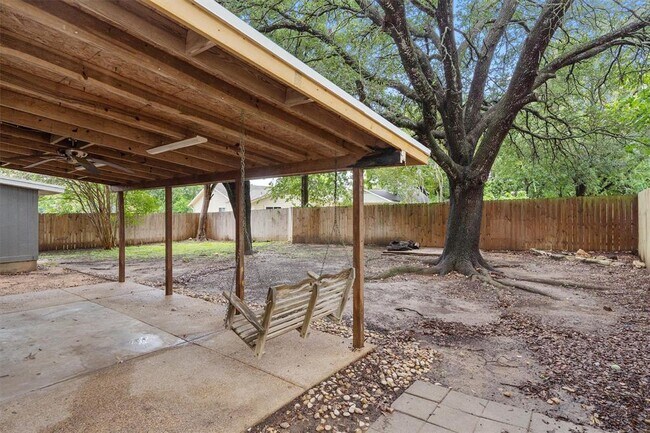 Building Photo - 701 Riverwood Dr