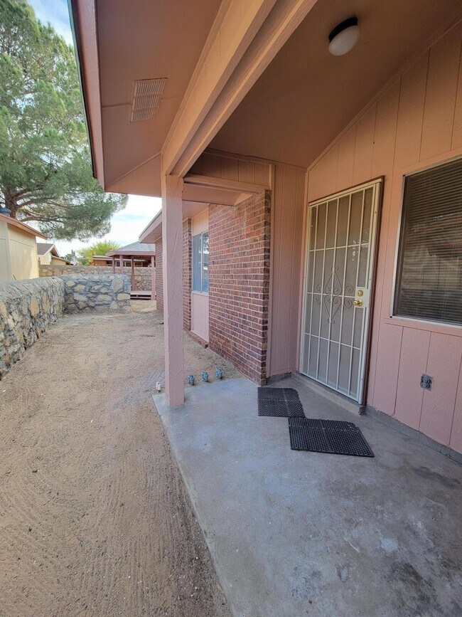 Building Photo - 3324 Red Sails Dr