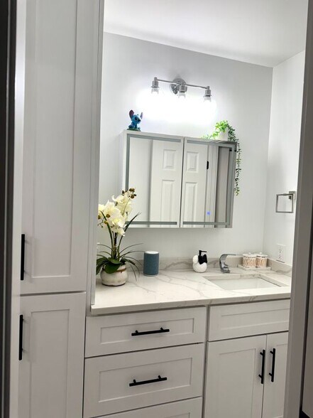 Building Photo - 25 Padanaram Rd