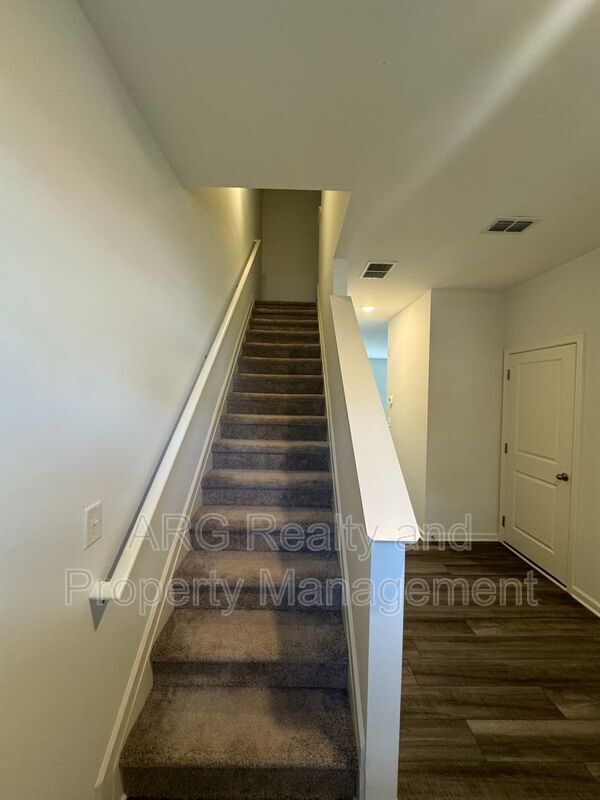Building Photo - 144 Swindon Dr