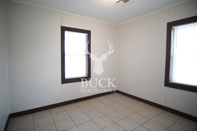 Building Photo - 211 E Harmon Dr