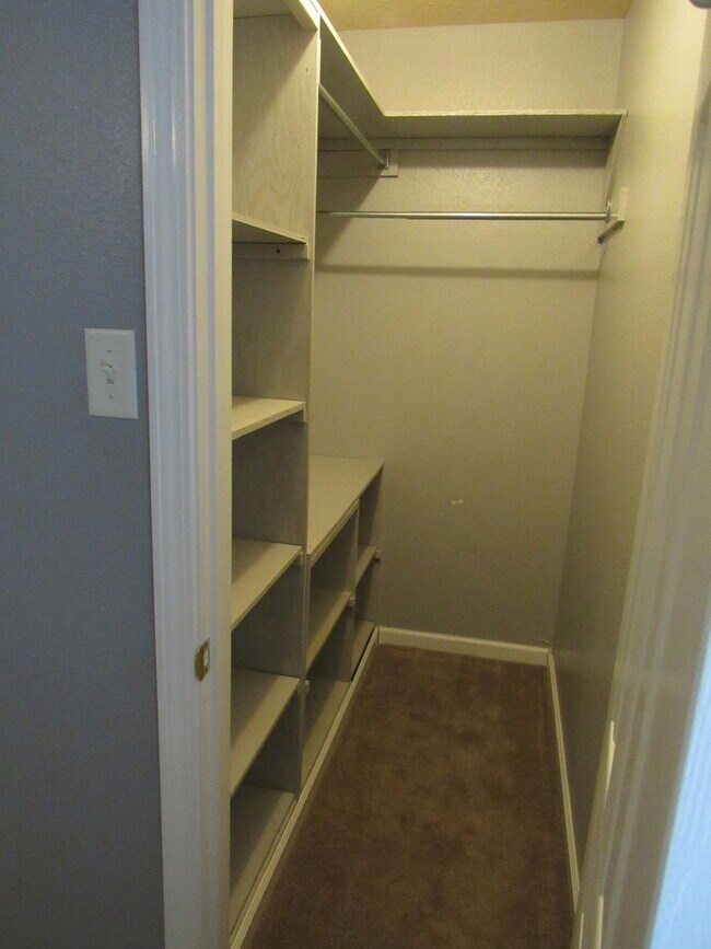 Building Photo - Contact Peggy 501 676 1758 Pets ok with approval