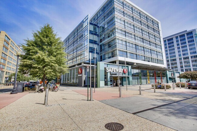 Building Photo - Chic Two-Level Condo in Prime SW Waterfront Location