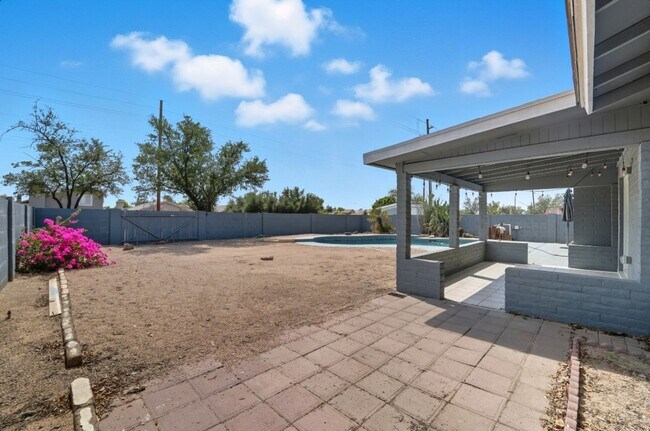 Building Photo - Beautiful Glendale Home With Pool!
