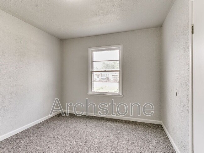 Building Photo - 2312 Mustang St