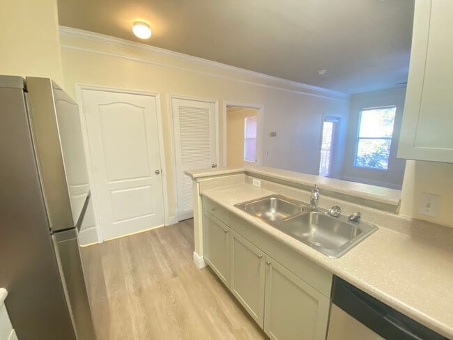 Building Photo - Stunning one bedroom, one bath luxury condo with large garage and fabulous community amenities.