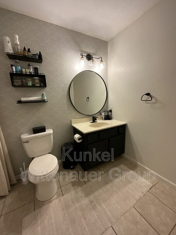 Building Photo - 1935 Chevy Dr