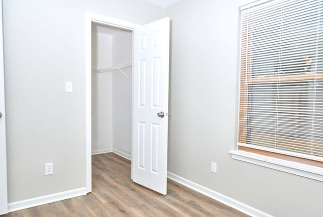 Building Photo - Beautiful Three Bedroom Single Family Home...