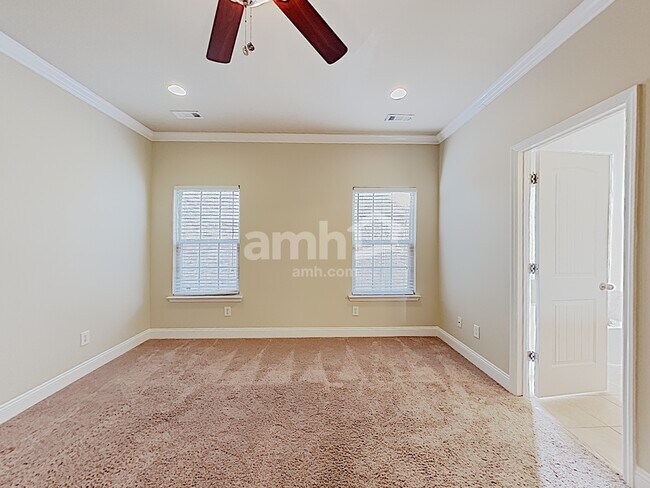 Building Photo - 1439 Sunray Dr