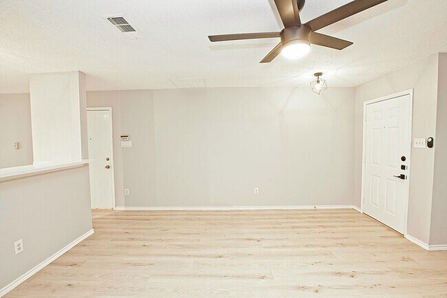 Building Photo - 1379 Honeysuckle Ln