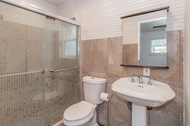 Building Photo - Beautiful home in a great location