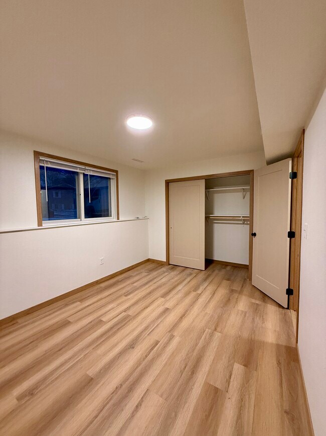 Building Photo - 1004 Castlewood Dr