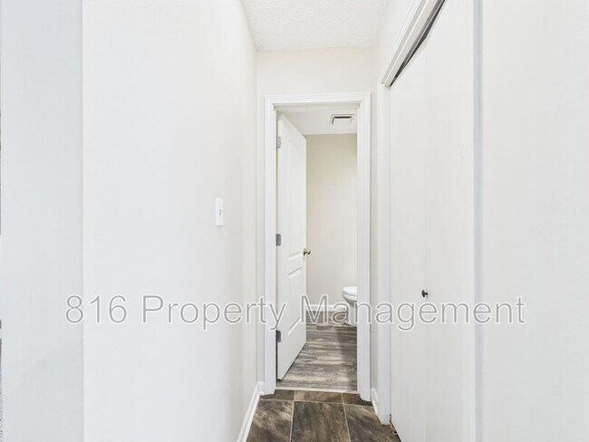 Building Photo - 164-168 Robin Lane