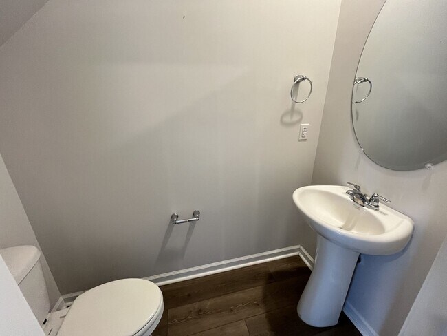 Building Photo - ONE MONTH FREE RENT IF LEASED BY 10/15!!