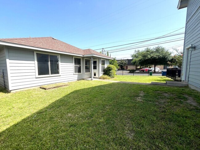 Building Photo - 4 Bed House - North of UT Campus