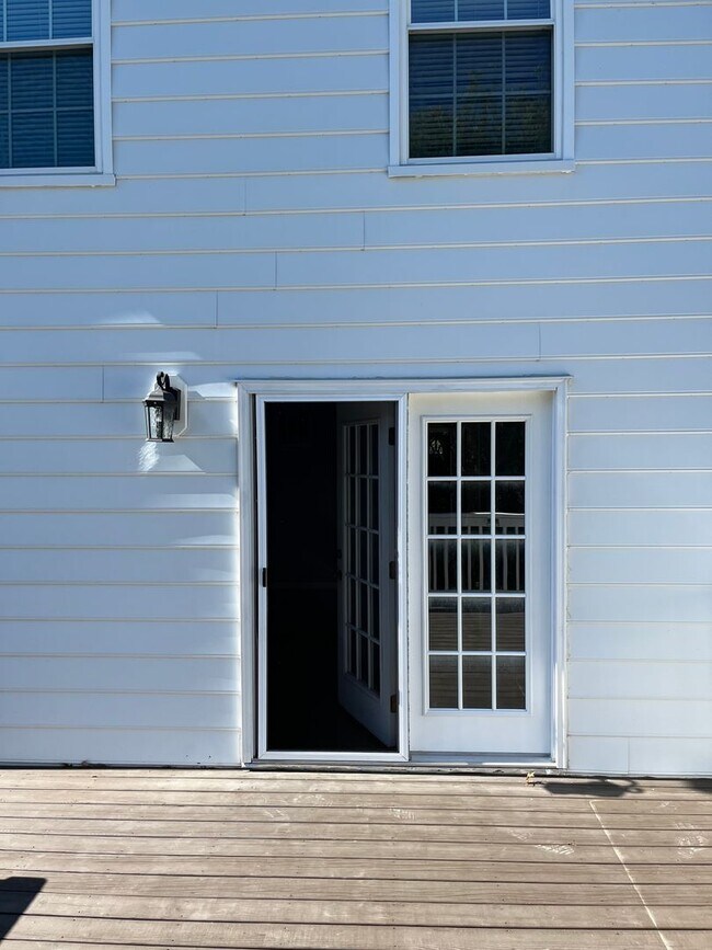 Building Photo - Beautiful 2 Bedrooms 2.5 Bathroom luxury 3 level Townhouse location in the Rockburn Commons Commu...