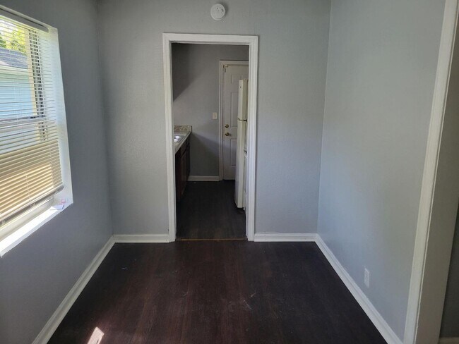 Building Photo - Cute 2 Bedroom