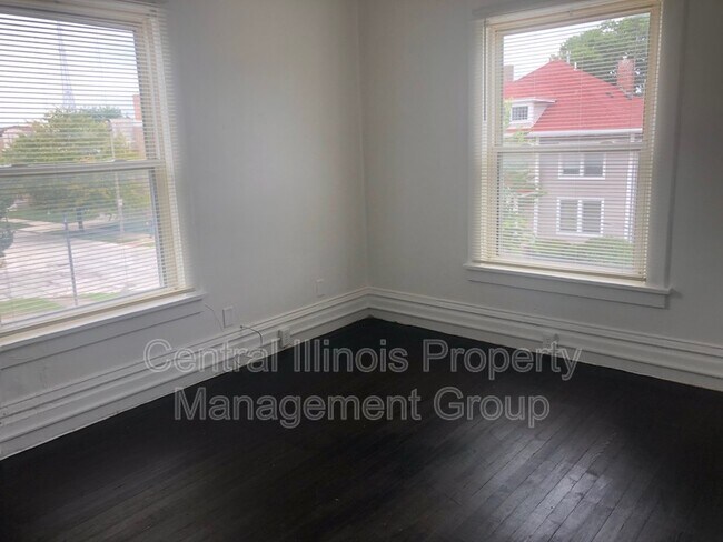 Building Photo - 403 E Monroe St
