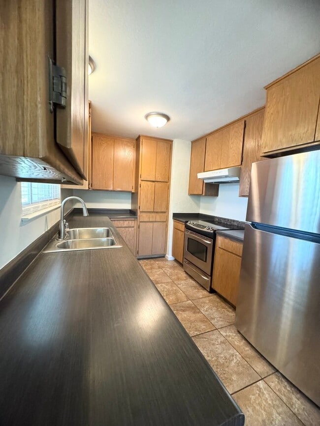 Building Photo - Available NOW - 3 Bed Home Near Bidwell Park