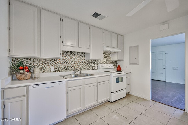 Building Photo - 2221 W Clarendon Ave