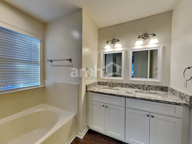 Building Photo - 5918 Highland Grove Dr