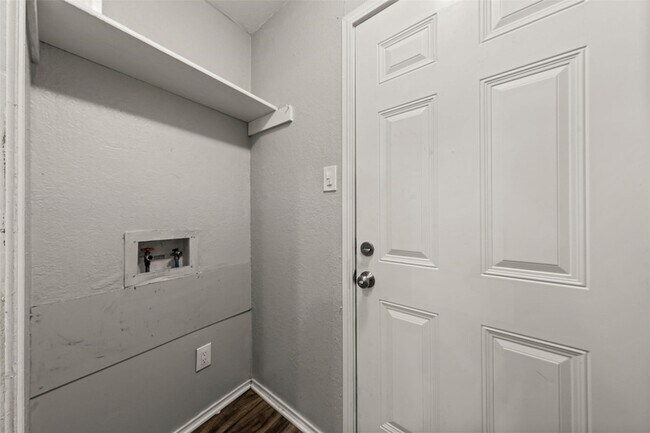 Building Photo - 705 Rosedale Dr