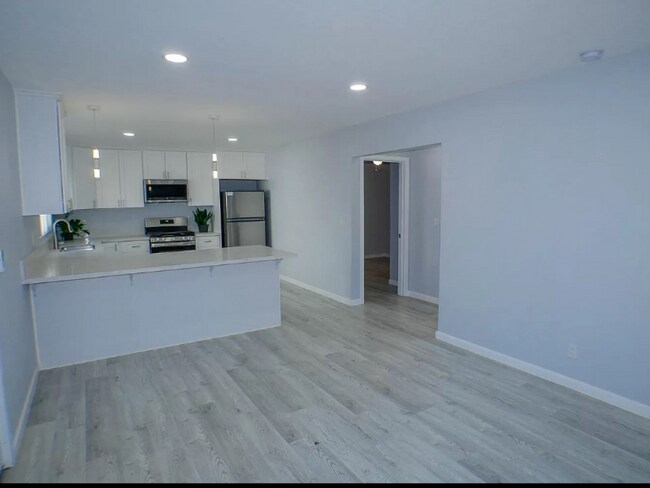 Building Photo - 3931 Riviera Dr