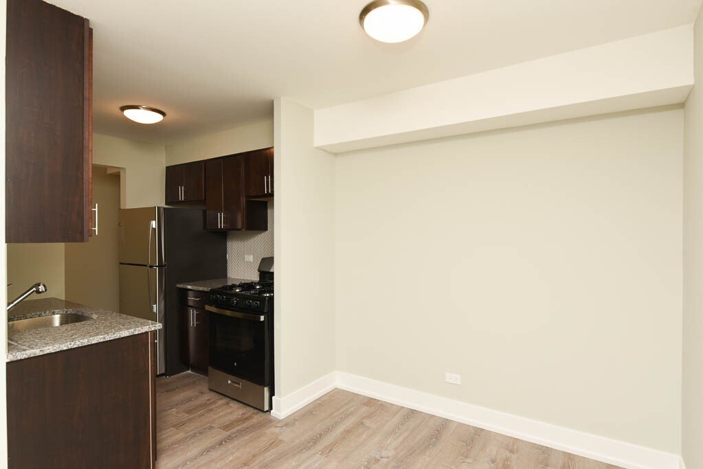 Building Photo - 533 W Surf St