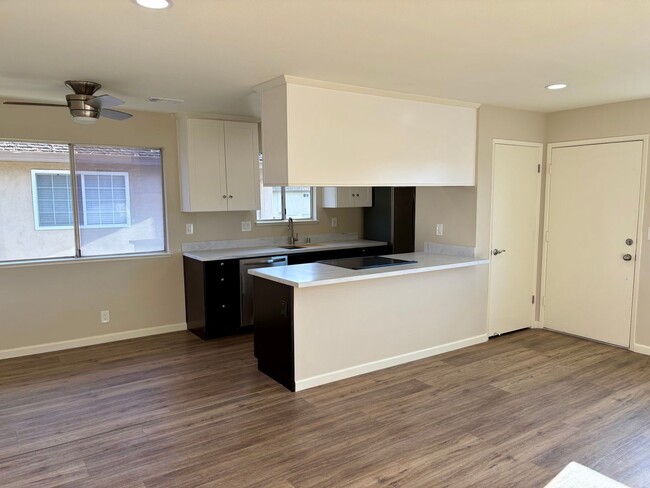 Building Photo - Remodeled Upper-Floor Condo