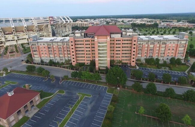 Building Photo - 1 Bed, 1 Bath at Carolina Walk - Steps from Williams Brice Stadium!