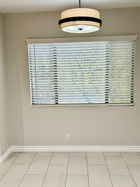 Building Photo - 2488 Beachwood Dr