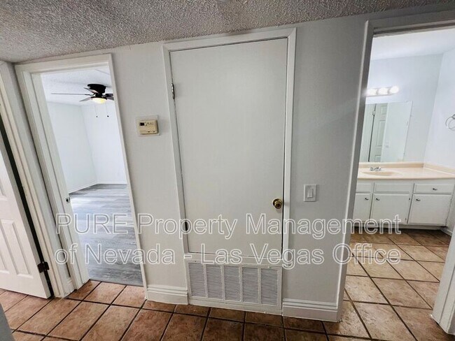 Building Photo - 1405 E Vegas Valley Dr