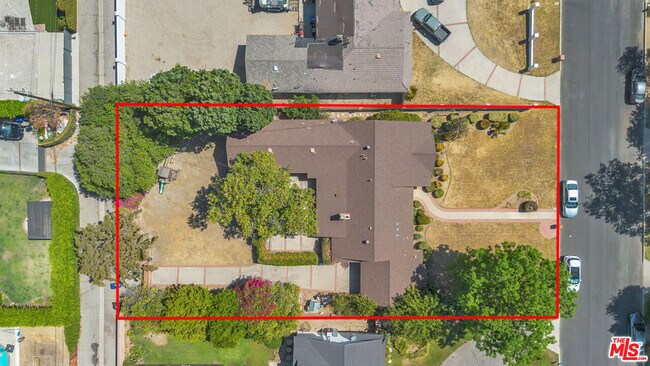 Building Photo - 9322 Lasaine Ave