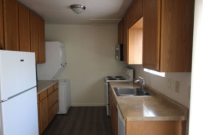 Building Photo - 2 Bedroom Townhome for Rent