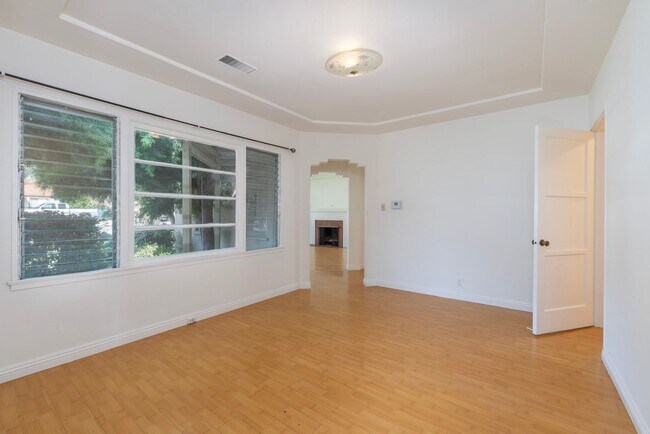 Building Photo - 3 bedroom/2bathroom front house in N. Alha...